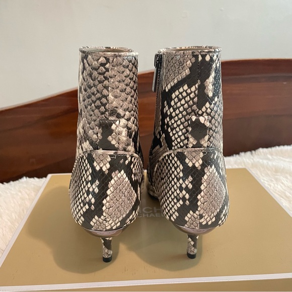 NEW Michael Kors Kadence Kitten Bootie EMB Faux Leather Color Sand Size 9.5M Box - Picture 2 of 16